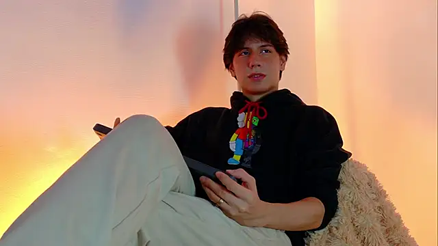 lui x dust online show from March 10, 4:28 am