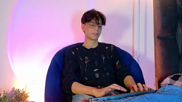 lui x dust online show from April 28, 3:22 am
