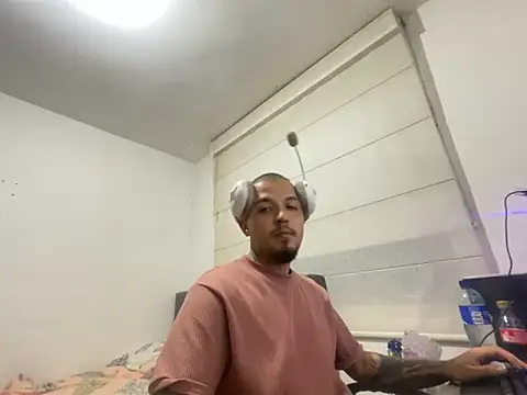 Snapshot of Maximo_Garcia17 chatting on March 8, 1:36 am Maximo Garcia17 online show from March 8, 1:36 am