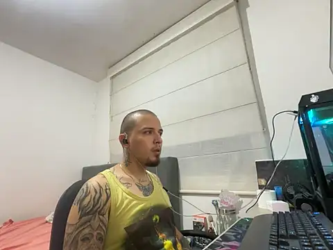 Snapshot of Maximo_Garcia17 chatting on March 14, 3:01 am Maximo Garcia17 online show from March 14, 3:01 am