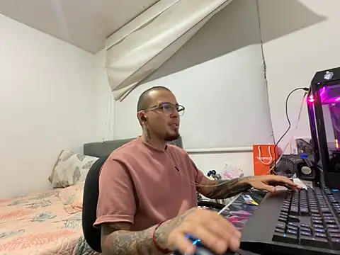 Snapshot of Maximo_Garcia17 chatting on March 21, 12:26 am Maximo Garcia17 online show from March 21, 12:26 am