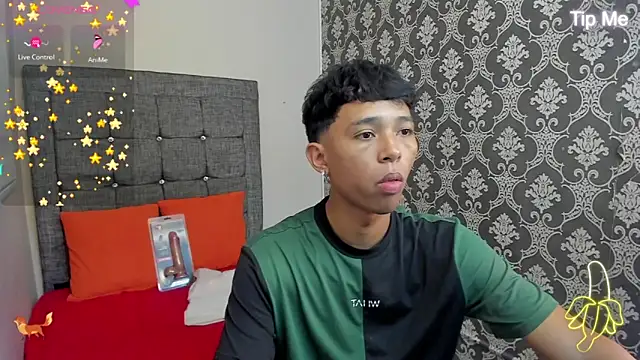 Snapshot of Little_Twink19x chatting on June 17, 7:59 pm Little Twink19x online show from June 17, 7:59 pm