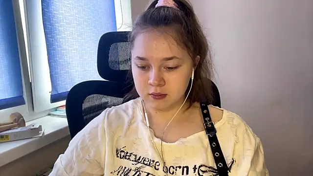 TomikoPfau online show from March 7, 7:49 am