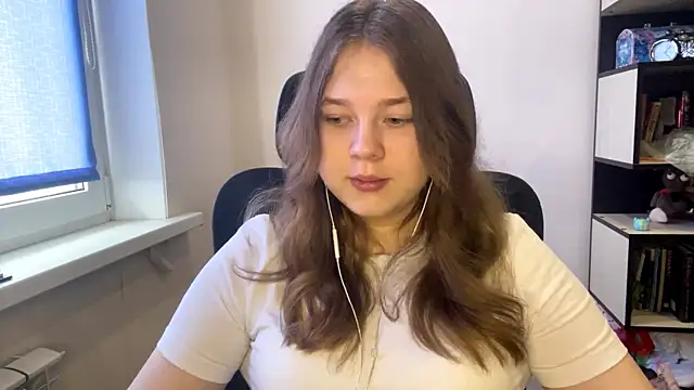 TomikoPfau online show from March 13, 7:48 am