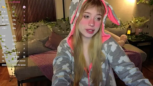Snapshot of linaloon chatting on April 25, 7:55 pm linaloon online show from April 25, 7:55 pm