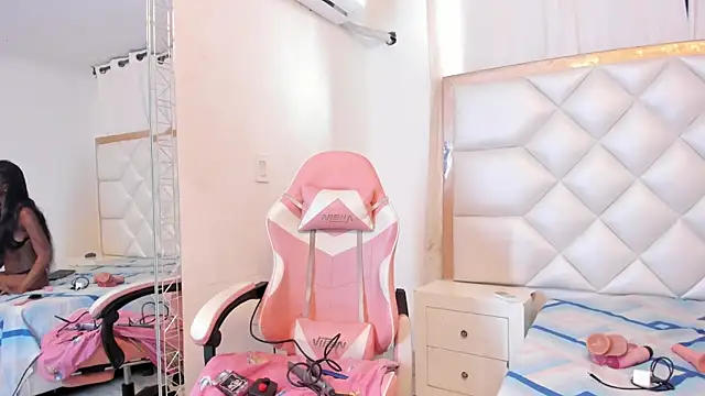 Snapshot of michelleblair1 chatting on June 10, 1:10 pm michelleblair1 online show from June 10, 1:10 pm