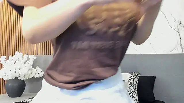 Snapshot of Amara_Velvet_ chatting on June 20, 8:33 pm Amara Velvet online show from June 20, 8:33 pm