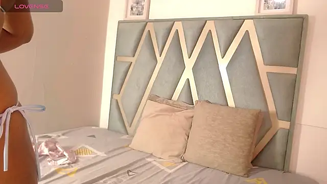 Snapshot of sirena_fuego chatting on June 23, 2:37 pm sirena fuego online show from June 23, 2:37 pm
