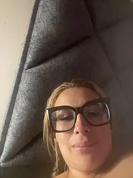 Snapshot of Alma_Andrade chatting on April 17, 5:16 pm Alma Andrade online show from April 17, 5:16 pm