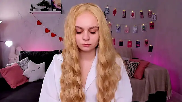 VivienAllen online show from March 2, 9:38 am