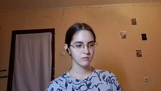 Snapshot of Katelemon chatting on June 4, 10:21 am Katelemon online show from June 4, 10:21 am