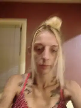 Snapshot of blonde_bunny977 chatting on August 8, 1:41 am blonde bunny977 online show from August 8, 1:41 am