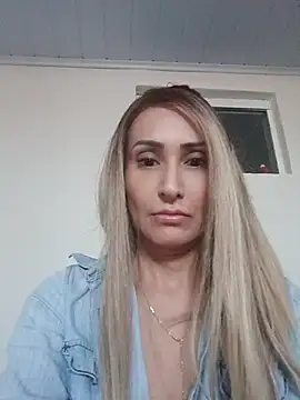 Snapshot of anajulia10 chatting on July 8, 8:02 pm anajulia10 online show from July 8, 8:02 pm
