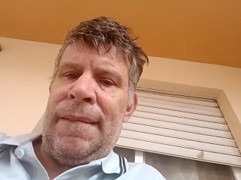 Snapshot of stud2512 chatting on June 18, 6:13 am stud2512 online show from June 18, 6:13 am