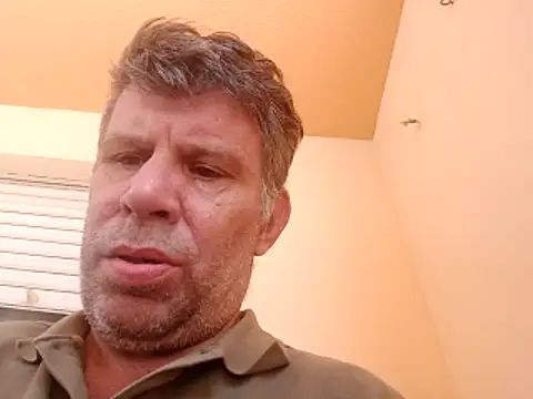 Snapshot of stud2512 chatting on June 18, 11:14 am stud2512 online show from June 18, 11:14 am