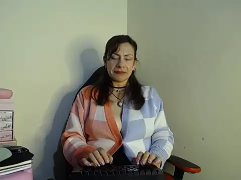 ivonnahills online show from February 26, 11:37 pm