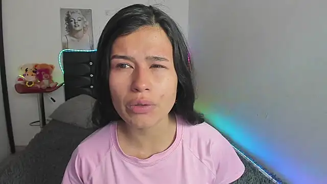 Snapshot of LatinaQueen23 chatting on May 6, 3:39 pm LatinaQueen23 online show from May 6, 3:39 pm