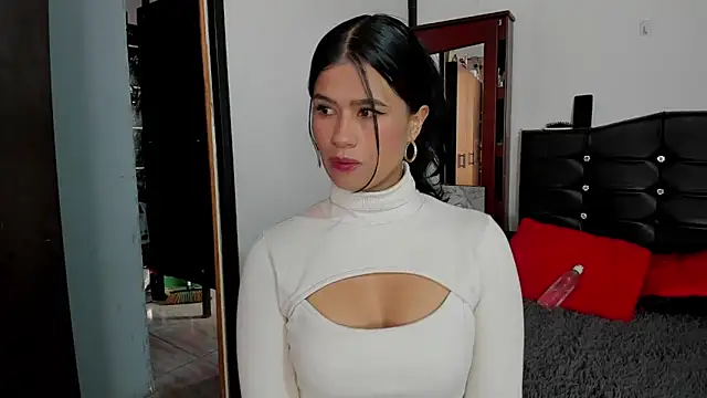 Snapshot of LatinaQueen23 chatting on June 11, 3:43 pm LatinaQueen23 online show from June 11, 3:43 pm