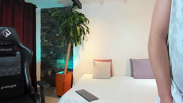 SamJoness  online show from March 2, 8:04 pm