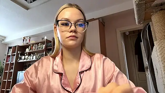 MiaCashe online show from March 8, 9:02 am