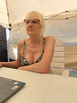 Snapshot of Heidiblueeyes chatting on June 23, 1:20 pm Heidiblueeyes online show from June 23, 1:20 pm