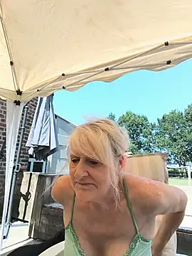Snapshot of Heidiblueeyes chatting on July 14, 11:05 am Heidiblueeyes online show from July 14, 11:05 am