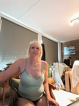 Snapshot of Heidiblueeyes chatting on July 20, 12:18 pm Heidiblueeyes online show from July 20, 12:18 pm