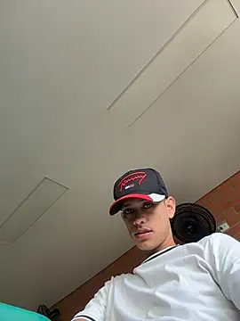 Snapshot of HarryGaze chatting on April 14, 4:13 pm HarryGaze online show from April 14, 4:13 pm