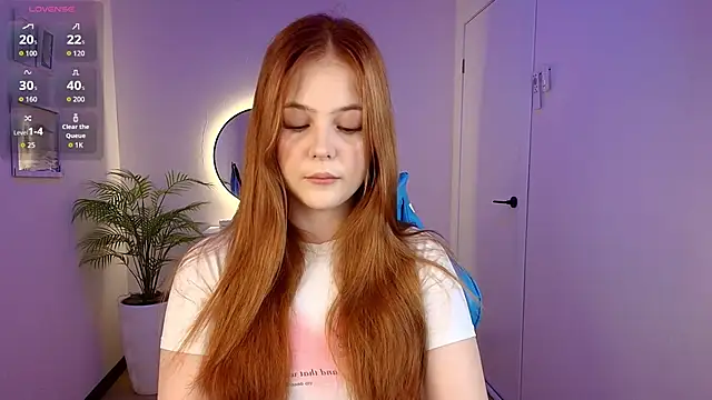 Snapshot of Elle_Funning chatting on March 26, 2:17 am Elle Funning online show from March 26, 2:17 am
