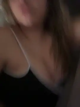 Snapshot of luciaaa_33 chatting on March 18, 9:07 pm luciaaa 33 online show from March 18, 9:07 pm