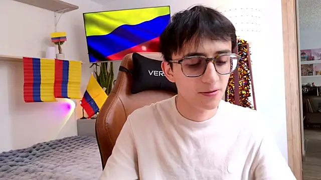 Snapshot of Sr_evann chatting on June 22, 4:37 pm Sr evann online show from June 22, 4:37 pm