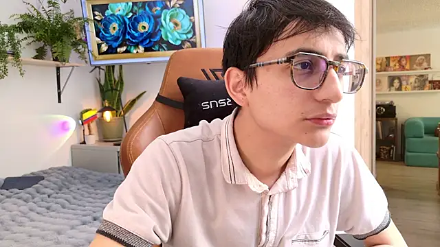 Snapshot of Sr_evann chatting on July 28, 3:21 pm Sr evann online show from July 28, 3:21 pm