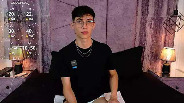 Snapshot of AronTawers chatting on July 29, 7:12 pm AronTawers online show from July 29, 7:12 pm
