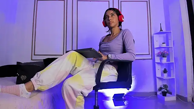 emily gaviria1 online show from June 6, 12:43 pm