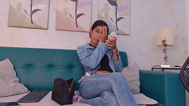 emily gaviria1 online show from July 30, 12:15 pm