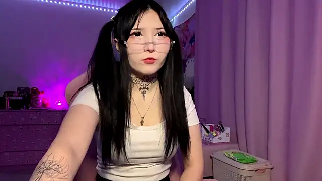 Snapshot of AlexaTripi chatting on March 5, 2:02 pm AlexaTripi online show from March 5, 2:02 pm