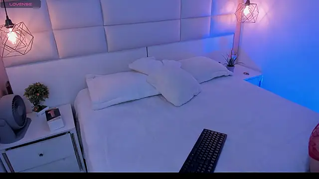 Snapshot of Paulina_clk chatting on March 11, 2:12 pm Paulina clk online show from March 11, 2:12 pm