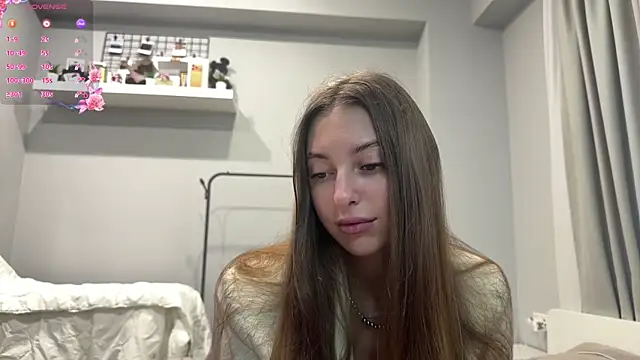 Snapshot of selena_favn chatting on June 16, 2:25 am selena favn online show from June 16, 2:25 am