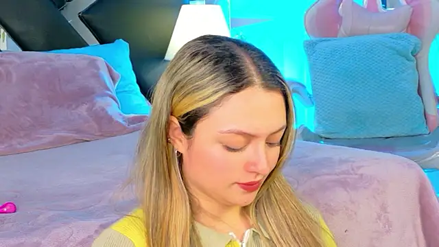 Giigii Hadid  online show from February 25, 8:18 pm