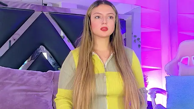 Giigii Hadid  online show from March 5, 5:42 pm