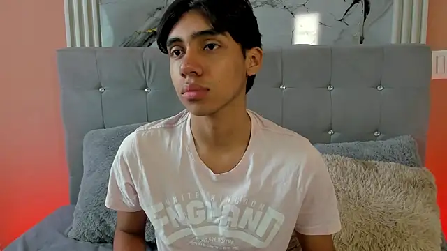 Snapshot of Eros_Lux chatting on May 9, 12:32 pm Eros Lux online show from May 9, 12:32 pm
