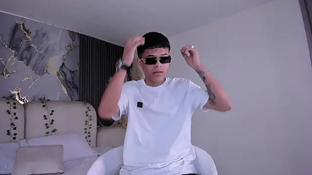 DylanRoyce  online show from March 13, 12:23 pm