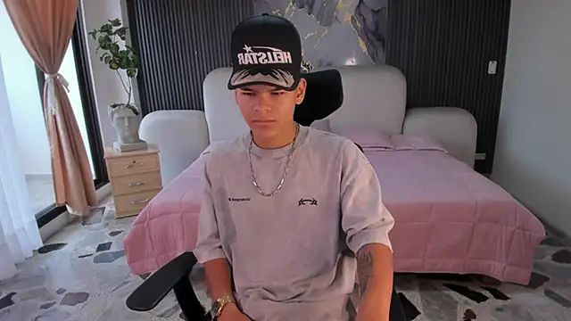 DylanRoyce  online show from April 27, 12:58 pm