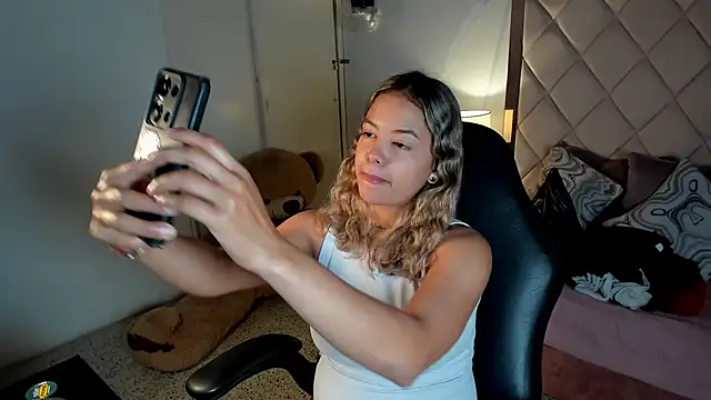 dulce lyraa1 online show from June 27, 5:23 am