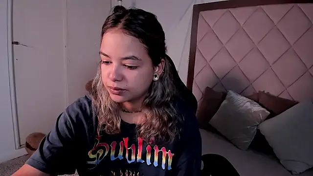 dulce lyraa1 online show from July 13, 3:42 am