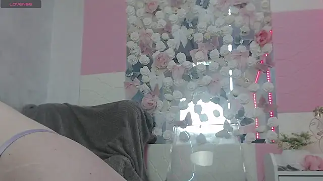 EmberLuna  online show from June 26, 6:29 am