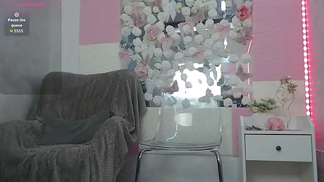 EmberLuna  online show from June 27, 6:29 am