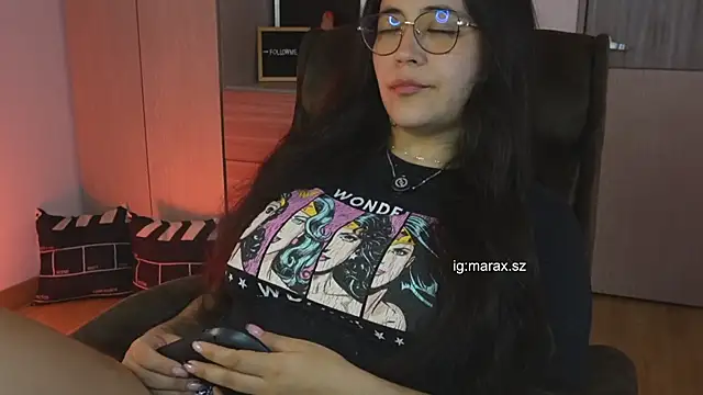 Snapshot of Mara_HugeAss chatting on June 15, 4:36 am Mara HugeAss online show from June 15, 4:36 am