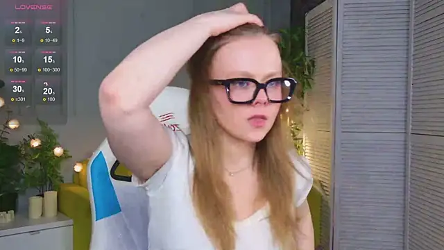 Sophie Peach  online show from April 27, 2:37 pm