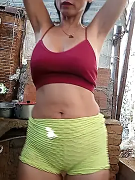 Snapshot of yuliitza4 chatting on June 10, 9:57 pm yuliitza4 online show from June 10, 9:57 pm